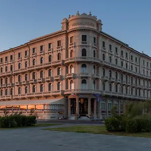 Отель Grand Principe Di Piemonte Виареджо
